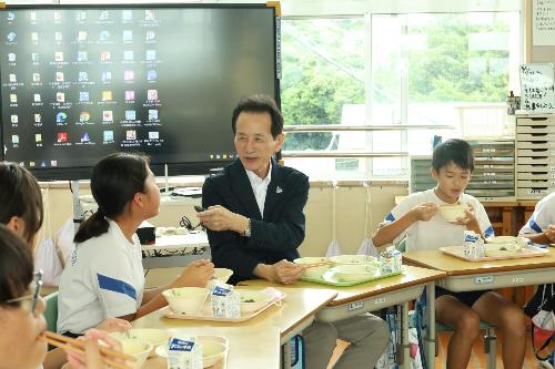 宮富小学校にて給食試食